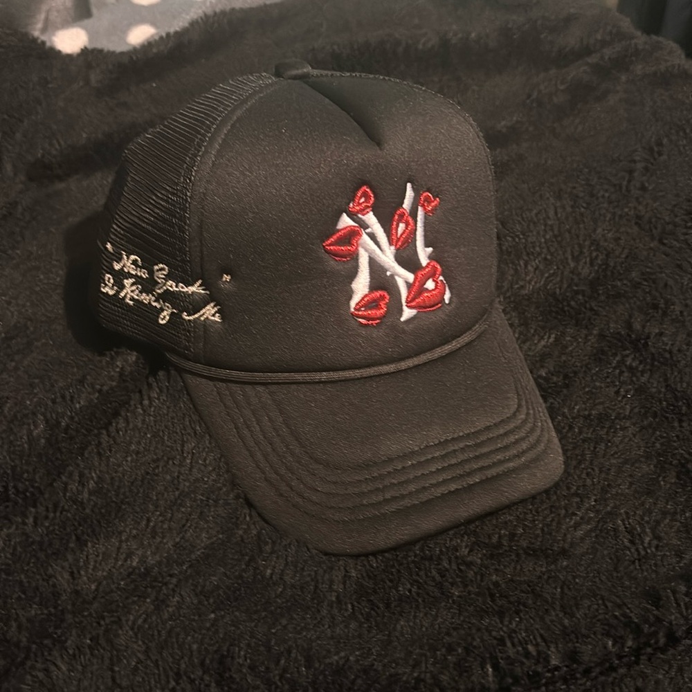 Discontinued New York Yankees “New York is kissing me” Trucker hat